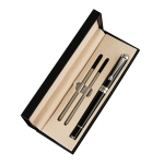 Etui w rozmiarze 170 x 60 mm. Długopis metalowy oraz dodatkowe 2 wkłady do długopisu